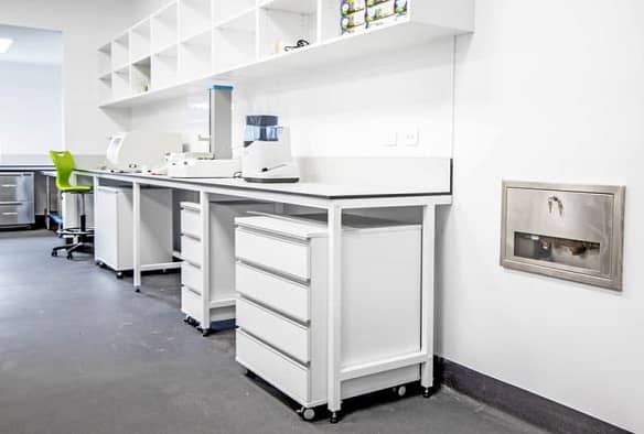 在質(zhì)檢實(shí)驗(yàn)室設(shè)計(jì)中，如何選擇適當(dāng)?shù)膶?shí)驗(yàn)室家具和工作臺(tái)？