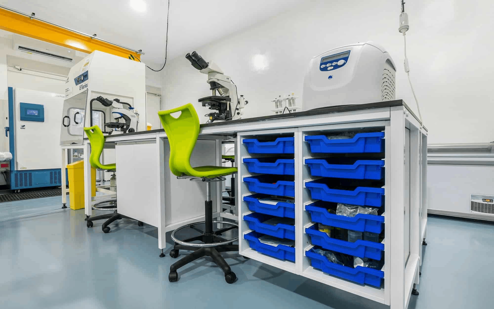 實驗室家具選錯材質(zhì)損失慘重！耐酸堿臺面 VS 環(huán)氧樹脂臺面終