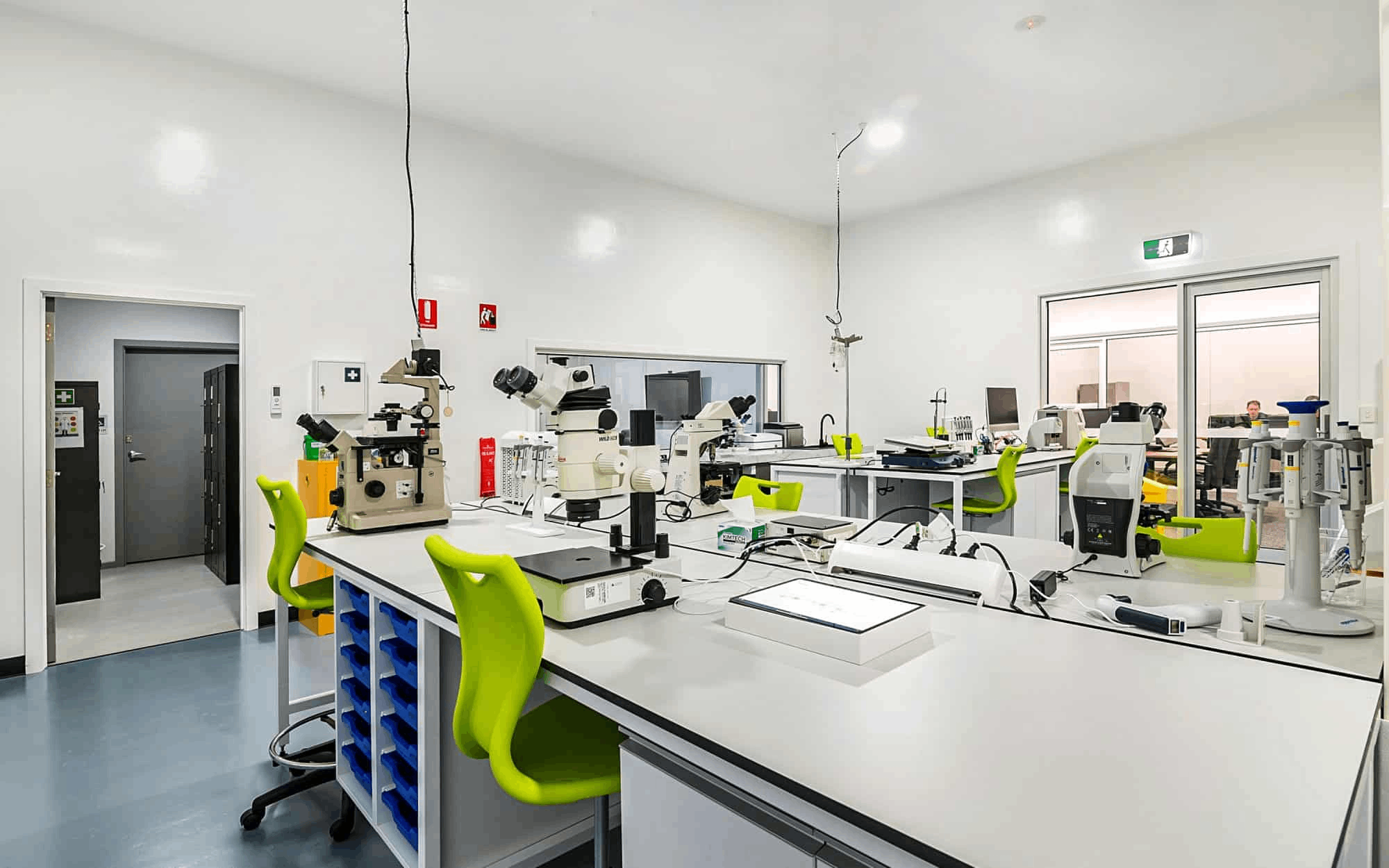 實驗室裝修中危險化學品存儲區(qū)域的安全設(shè)計