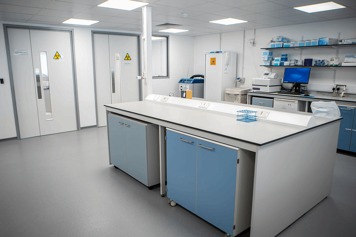 潔凈廠房施工安裝時，如何保證不同功能區域的壓差符合要求？